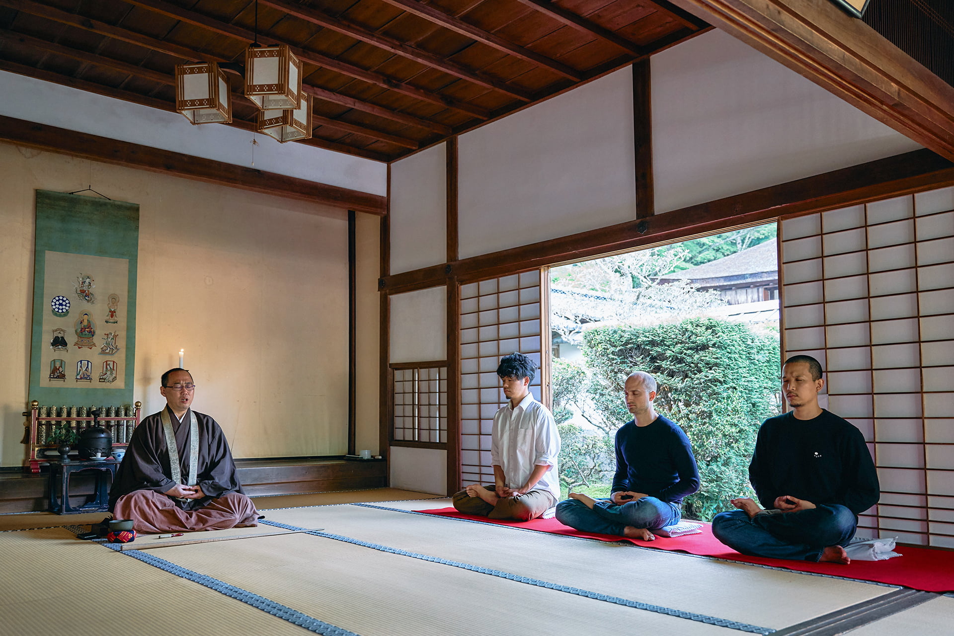 琵琶湖を1200年余り見守る三井寺で座禅体験